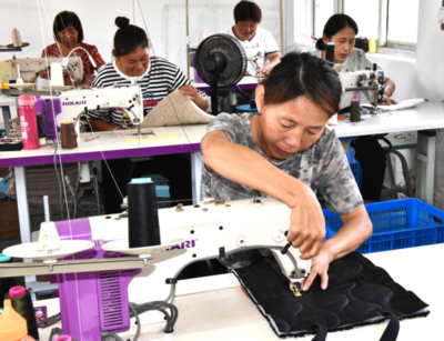 灵璧县冯庙镇:缝纫加工带动农民家门口就业