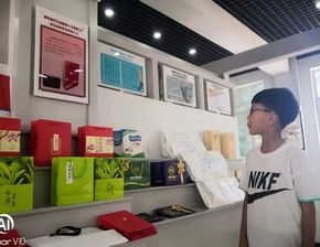 繁峙县志愿者协会组织学生参观手工业产品展示厅 聚宝新区社区和箱包厂车间