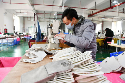 贵州兴义:扶贫车间复工复产促增收