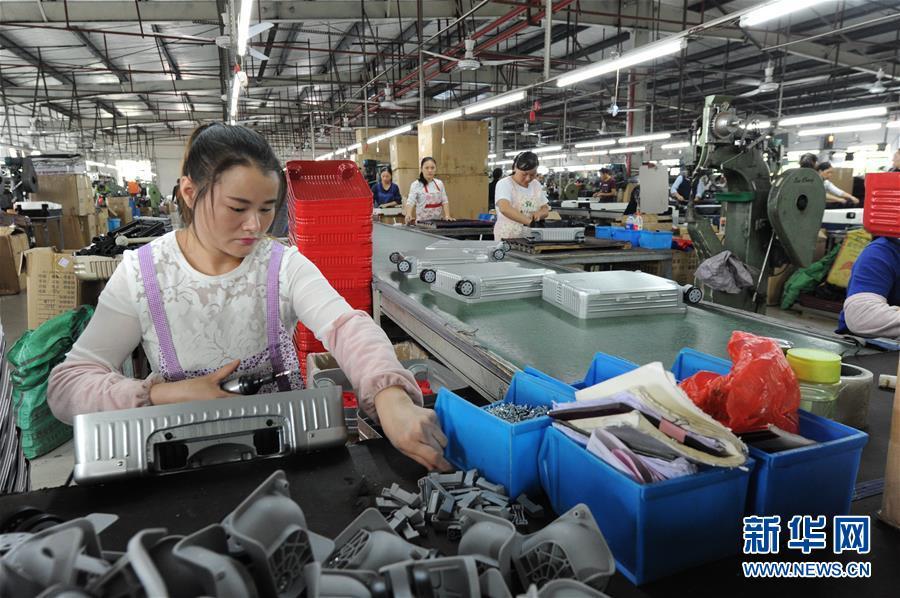 4月3日,河北省保定市白沟新城一家箱包加工企业工人在生产.