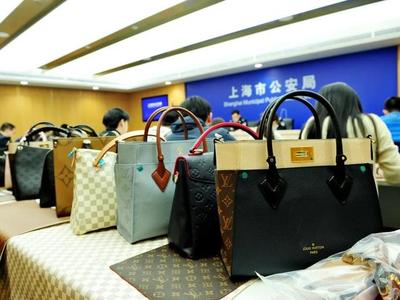 涉案2亿!全国首例制售假冒LV等奢侈品箱包原材料案告破
